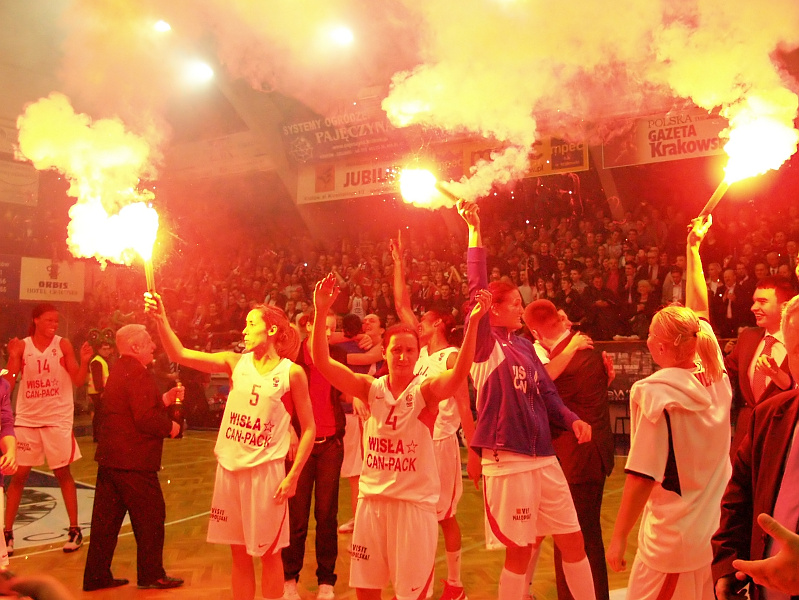 8Samuraj's tweet photo. Życzyłbym sobie i innym aby taka atmosfera wróciła do hali.. Powodzenia @Wisla_Basket @mzietara7  
#WisłaTwitter https://t.co/xesOxTqbKe