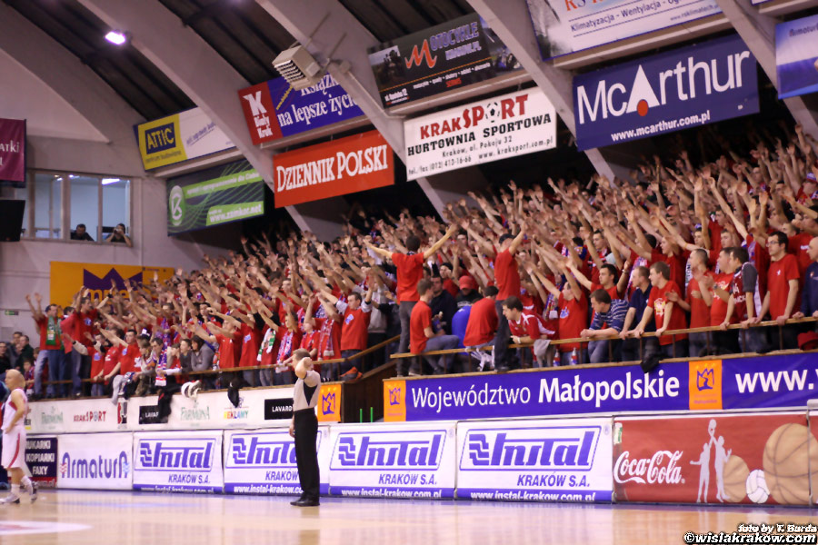 8Samuraj's tweet photo. Życzyłbym sobie i innym aby taka atmosfera wróciła do hali.. Powodzenia @Wisla_Basket @mzietara7  
#WisłaTwitter https://t.co/xesOxTqbKe
