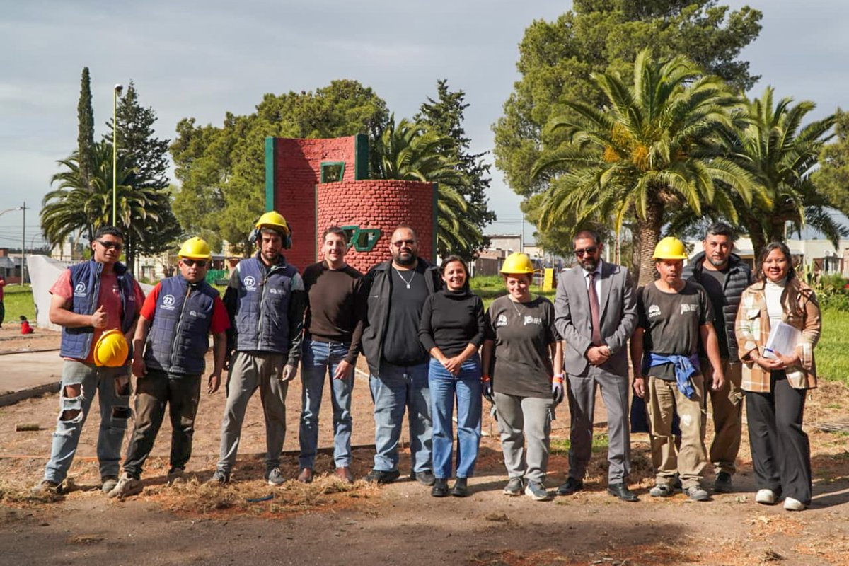 OpisuPba's tweet photo. ✍ ️ Los funcionarios del OPISU, Aníbal Portillo, Gabriela Medina y Ricardo Alemis, junto al intendente, @rodrigo_arist, dieron inicio a la renovación de la plaza Crucero ARA General Belgrano en el barrio Gaudí, una obra llevada adelante por la cooperativa Almafuerte. https://t.co/j72dlG2toX
