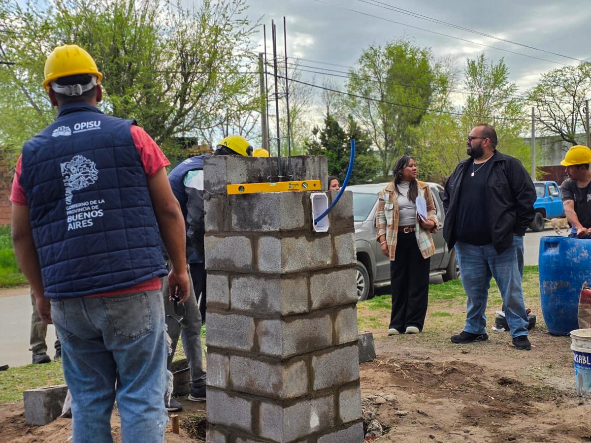 OpisuPba's tweet photo. ✍ ️ Los funcionarios del OPISU, Aníbal Portillo, Gabriela Medina y Ricardo Alemis, junto al intendente, @rodrigo_arist, dieron inicio a la renovación de la plaza Crucero ARA General Belgrano en el barrio Gaudí, una obra llevada adelante por la cooperativa Almafuerte. https://t.co/j72dlG2toX