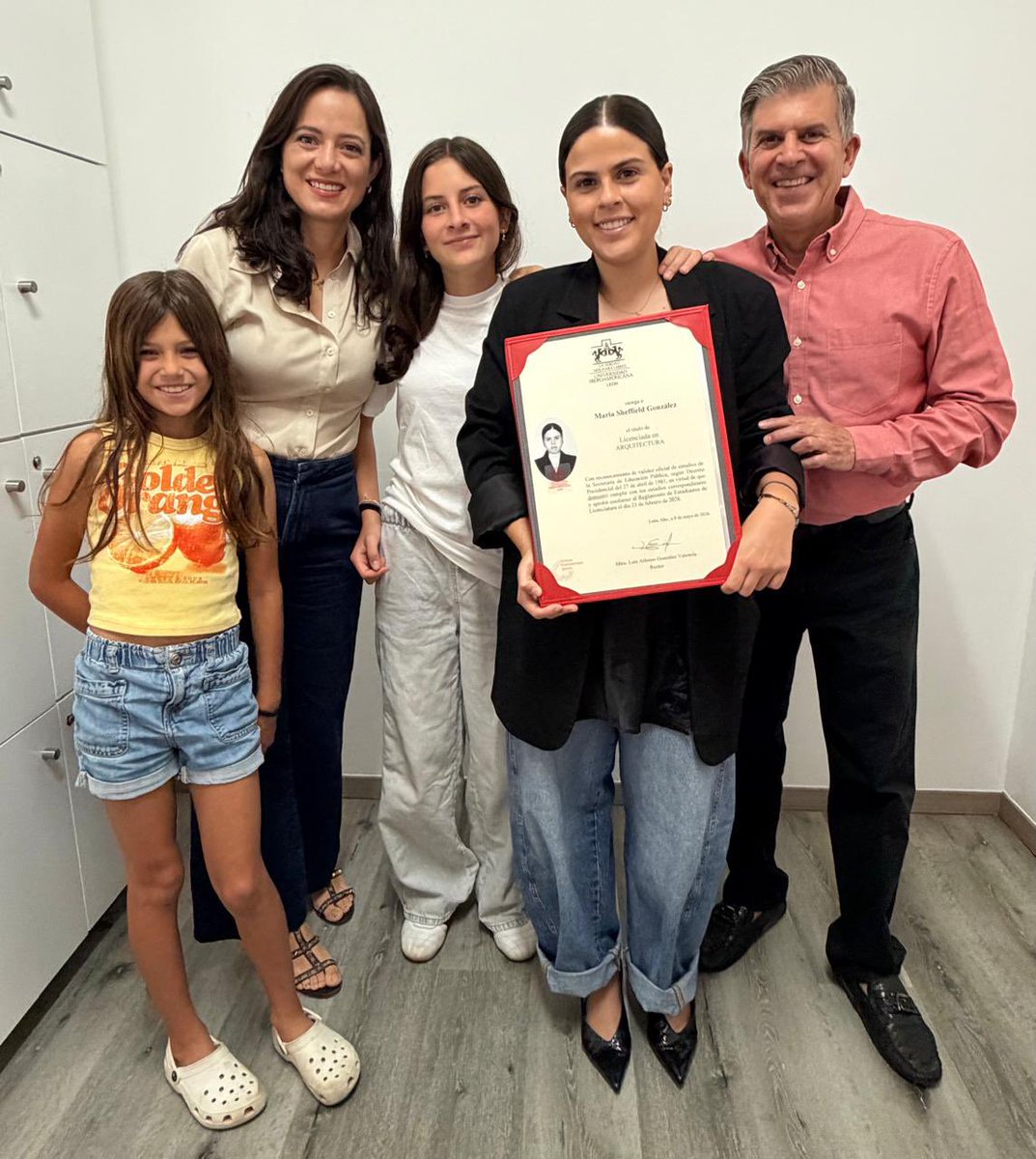SheffieldGto's tweet photo. Les comparto que estoy muy contento y orgulloso como papá de acompañar en familia a mi hija María para recibir ¡su título y cédula profesional como Arquitecta! https://t.co/5LGDL8ADcY