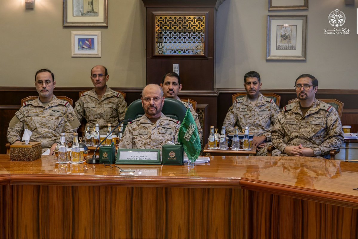 alrougui's tweet photo. عاجل ومهم :

وزارة الدفاع السعودية :

عُقد في الرياض، اليوم، اجتماع لرئيس قوات الدفاع ورؤساء هيئات الأركان العامة للدول الأطراف في اتفاقية مكة للدفاع المشترك، بمشاركة المملكة العربية السعودية، وجمهورية باكستان الإسلامية، والجمهورية التركية.

واستعرض رؤساء هيئات الأركان الوضع الأمني والتهديدات التي تواجه المملكة العربية السعودية، وأعربوا عن استنكارهم الشديد للهجمات التي استهدفت مدينة مكة المكرمة والبنية التحتية المدنية والاقتصادية للمملكة.

كما أشادوا بيقظة واحترافية القوات المسلحة السعودية لضمان سلامة المواطنين والمقيمين وأمن المملكة.

كما بحث المشاركون سبل المضي قدمًا في تعزيز التعاون بين القوات المسلحة للدول الثلاث، وتطوير التعاون الاستخباراتي والتنسيق العسكري وتكامل القدرات، بما يسهم في تعزيز الردع والدفاع الجماعي.

وأشاد المشاركون بالعلاقات الراسخة والثقة المتبادلة التي تجمع شعوب الدول الثلاث وقواتها المسلحة. وأكدوا أن اجتماعهم في الرياض يعكس متانة الشراكة الدفاعية فيما بينهم، وعزمهم المشترك على البدء الفوري لترجمة الالتزامات الواردة في اتفاقية مكة للدفاع المشترك إلى تعاون عسكري فعّال.

وأكد المشاركون بقوة التزامهم بالدفاع الجماعي، بما يجسد عزم الدول الثلاث على الدفاع عن أمن المملكة العربية السعودية وسيادتها وسلامة أراضيها.