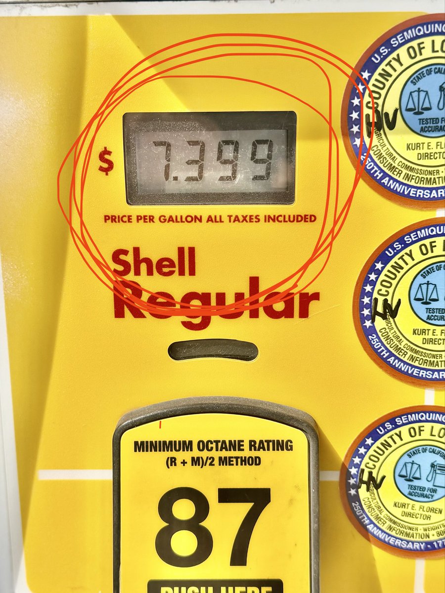 chrisdcloud's tweet photo. Gas price in LA right now! https://t.co/dXxbuc36lw