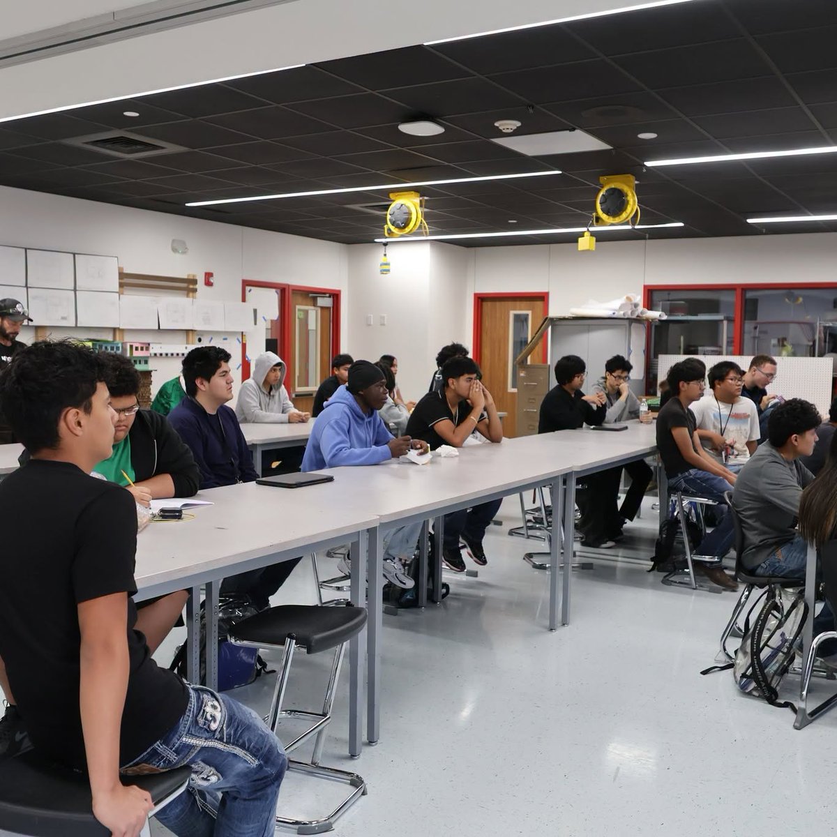 DelValleISD's tweet photo. Big thanks to the UT Society of Hispanic Engineers for dropping by our engineering classes this morning!   Our students asked great questions and got a real look into life as a Longhorn engineer. https://t.co/7AGcmDFBUz