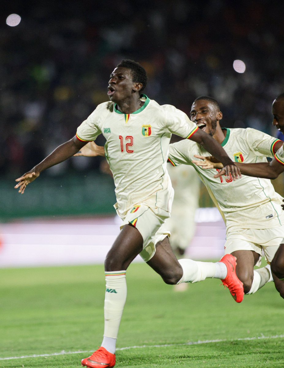 Equipesdumali's tweet photo. La joie de marquer son premier but sur sa première sélection dans un Stade du 26 mars plein à craquer ! 🔥
Ange-Martial Tia mesdames et messieurs 🇲🇱
#ABoraMaliLa
#MLICPV
#AFCONQ2027 https://t.co/caz0elBshy