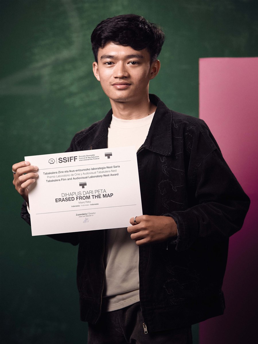 sansebastianfes's tweet photo. #74SSIFF #Nest 🩷🐣 @nestfilmstudent Awards 2026

🏆  @tabakalera Film and Audiovisual Laboratory-Nest Award:
️ DIHAPUS DARI PETA / ERASED FROM THE MAP
Maarij Reka (Film & Television Institute Art Indonesia Yogyakarta @ISIJOGJA)

👏 Special Mention:
NINGÚ BORDA / NOBODY BARKS (NADIE LADRA)
Júlia Coldwell Serra (@escac)

🌐 https://t.co/sOXMXiHCa1