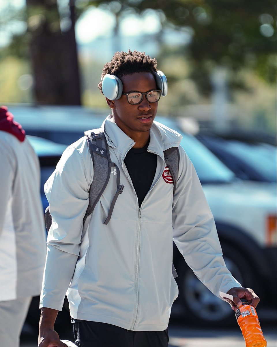 ColgateFB's tweet photo. Business casual 💼

#GoGate | #DrawTheLine https://t.co/X7syXDmJFg