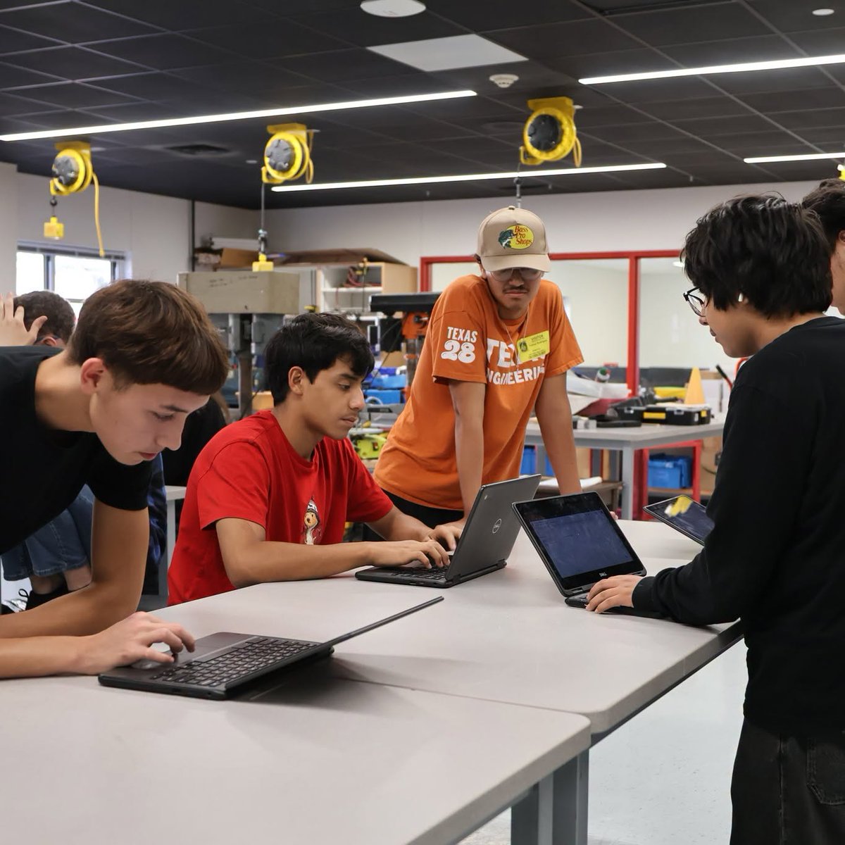 DelValleISD's tweet photo. Big thanks to the UT Society of Hispanic Engineers for dropping by our engineering classes this morning!   Our students asked great questions and got a real look into life as a Longhorn engineer. https://t.co/7AGcmDFBUz