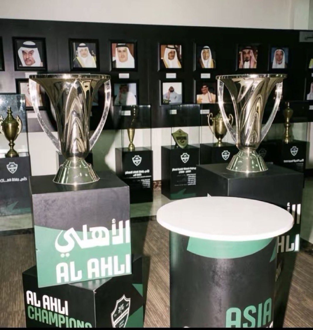 1400_2015's tweet photo. استمتعوا يا جمهور الملكي بالنخبتين، وعيشوا تفاصيل هذه اللحظات الجميلة بكل فخر؛ فغيركم يتألّم ويغرد، وكلما ازداد حضور الملكي وتألقه، ازدادت التغريدات من حوله. دعوهم يعبّرون عن ألمهم بطريقتهم، وأنتم واصلوا الاستمتاع..
#الاهلي https://t.co/saQyaEd4C3