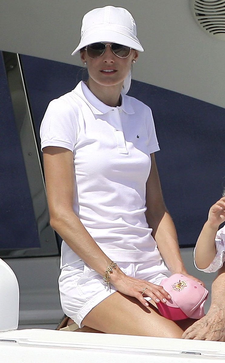 SofiayLeonor's tweet photo. La reina Letizia en una de sus vacaciones en Palma, ella siempre muy hermosa 💕🌸 

📲 Comparte, síguenos y dale Like 👍🏼 

#ReinaLetizia #Mujer #Princesas #Moda #CasaReal https://t.co/0zTrR6ypiQ