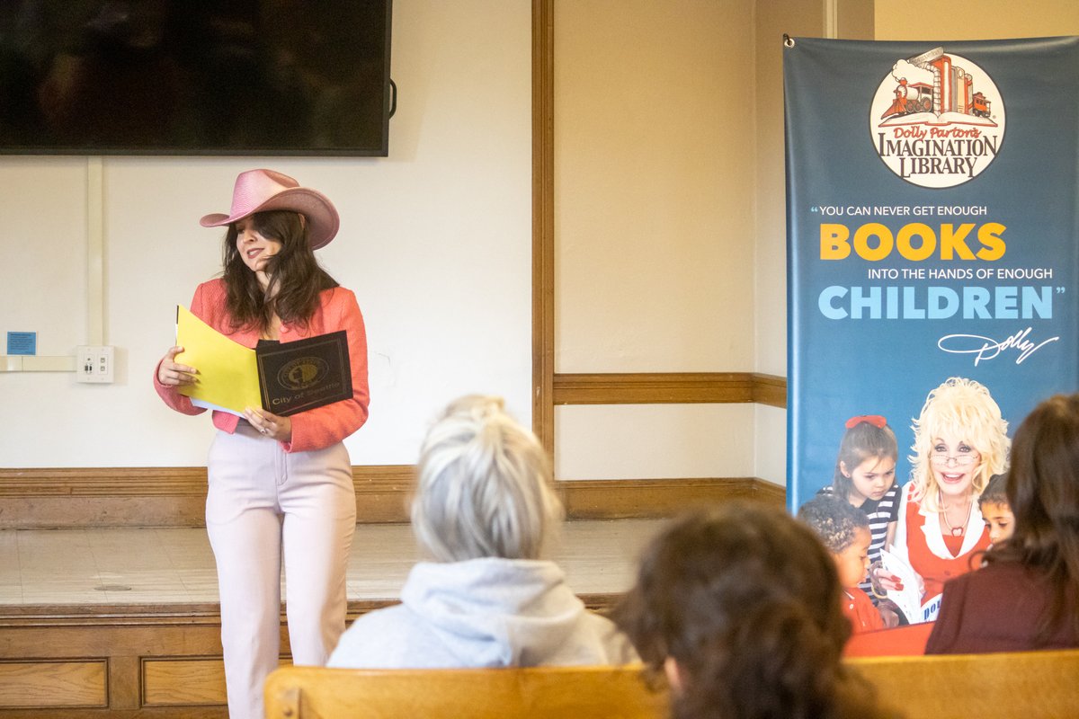 SeattleCouncil's tweet photo. Happy Dolly Parton Day! City Council recognizes today as Dolly Parton Day.

On Sept. 22, Councilmember Rinck presented a proclamation marking "9-to-5" (9/25) as Dolly Parton Day in the City of Seattle to honor the late artist and philanthropist for her contributions to the world. https://t.co/nfEwJK4Aiv