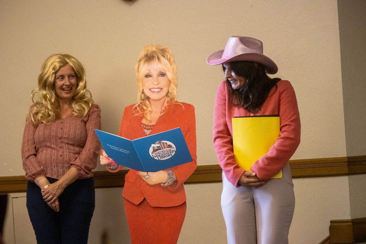 SeattleCouncil's tweet photo. Happy Dolly Parton Day! City Council recognizes today as Dolly Parton Day.

On Sept. 22, Councilmember Rinck presented a proclamation marking "9-to-5" (9/25) as Dolly Parton Day in the City of Seattle to honor the late artist and philanthropist for her contributions to the world. https://t.co/nfEwJK4Aiv