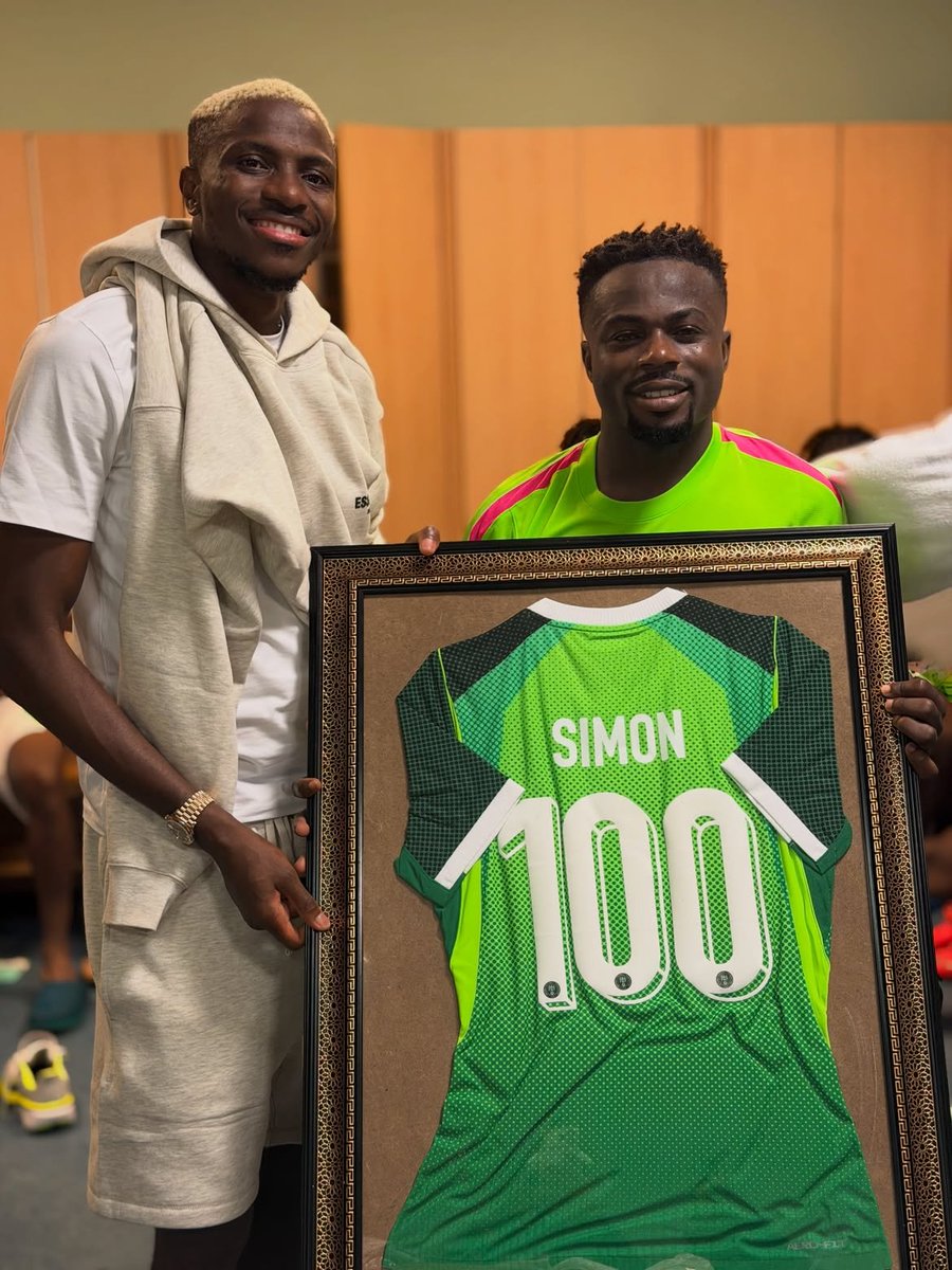 SSE_NGA's tweet photo. 100 caps. 🇳🇬🦅

The Super Eagles celebrate Moses Simon on reaching a century of appearances for Nigeria. 👏🏾💯 https://t.co/Vith1ZgltM