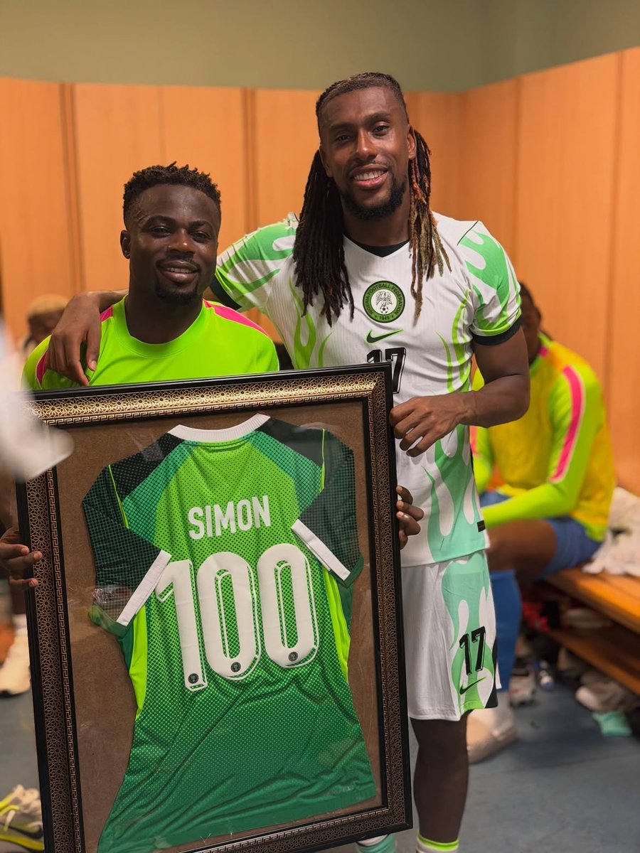 SSE_NGA's tweet photo. 100 caps. 🇳🇬🦅

The Super Eagles celebrate Moses Simon on reaching a century of appearances for Nigeria. 👏🏾💯 https://t.co/Vith1ZgltM