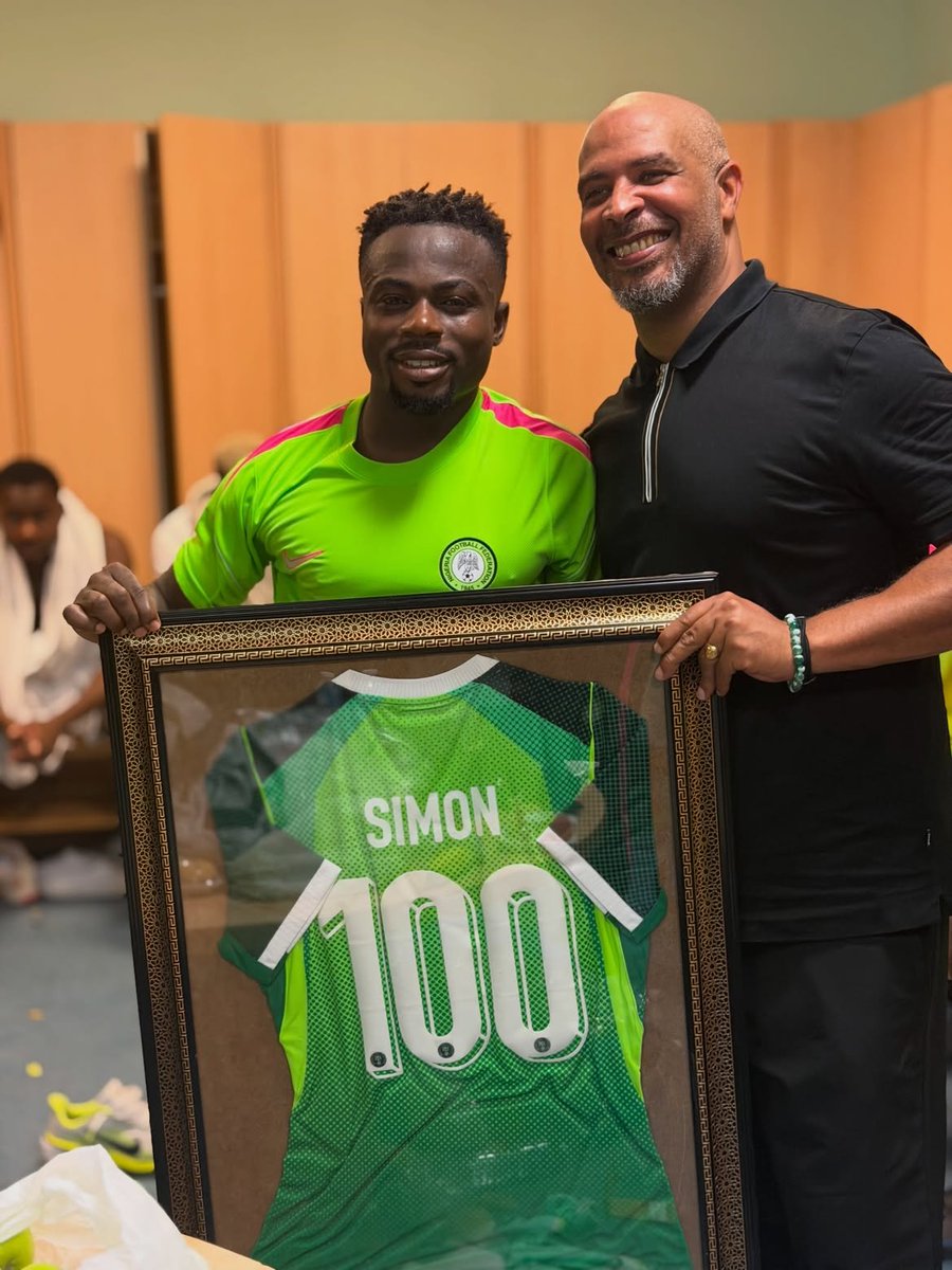 SSE_NGA's tweet photo. 100 caps. 🇳🇬🦅

The Super Eagles celebrate Moses Simon on reaching a century of appearances for Nigeria. 👏🏾💯 https://t.co/Vith1ZgltM