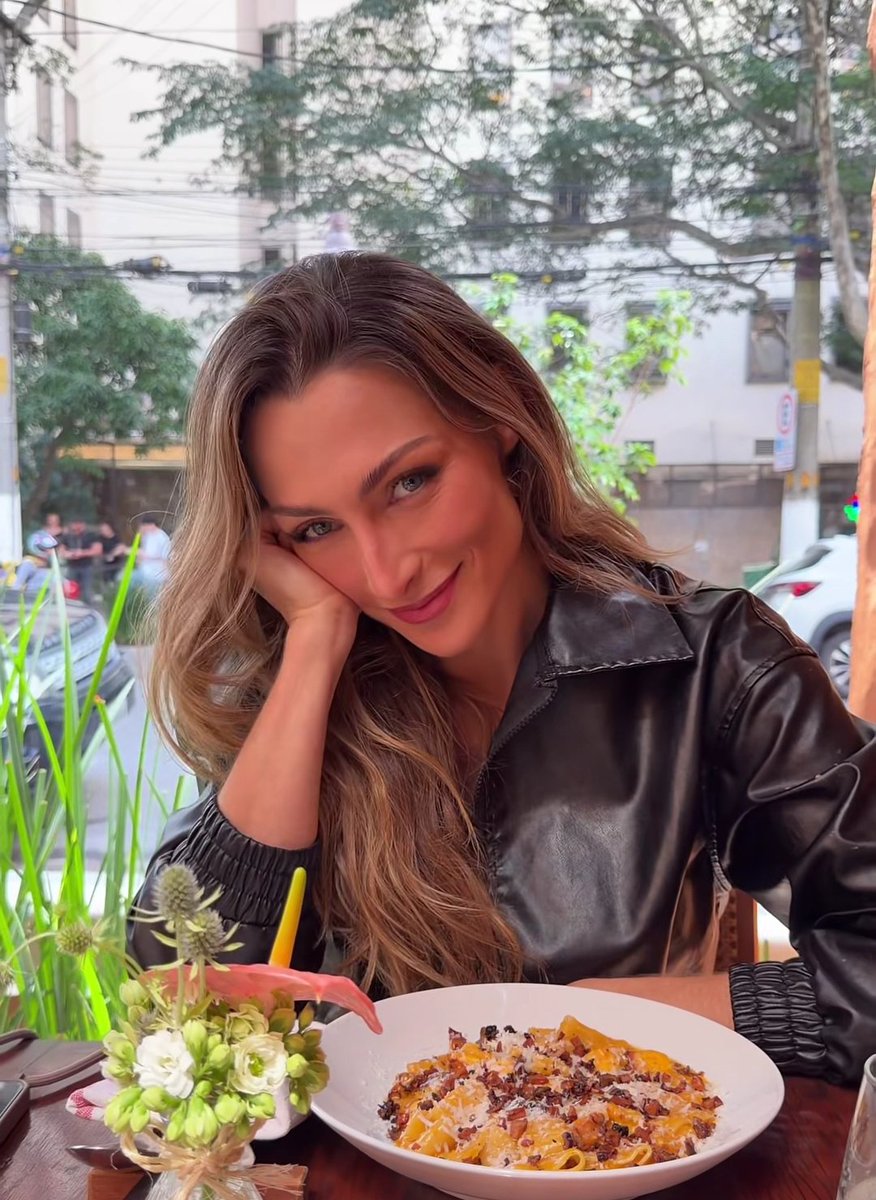 lorranyperei's tweet photo. como pode ser TÃO linda https://t.co/aEeL63BzhJ