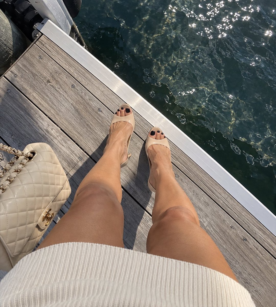 AngelaStoneFeet's tweet photo. Perfect fall day for a boat ride 🛥️ 

#FeetPics #PrettyFeet #Soles #Toes #FootModel #FootLovers #BareFeet #FeetOfX #FootContent #Heels https://t.co/0nLsDbDFXV