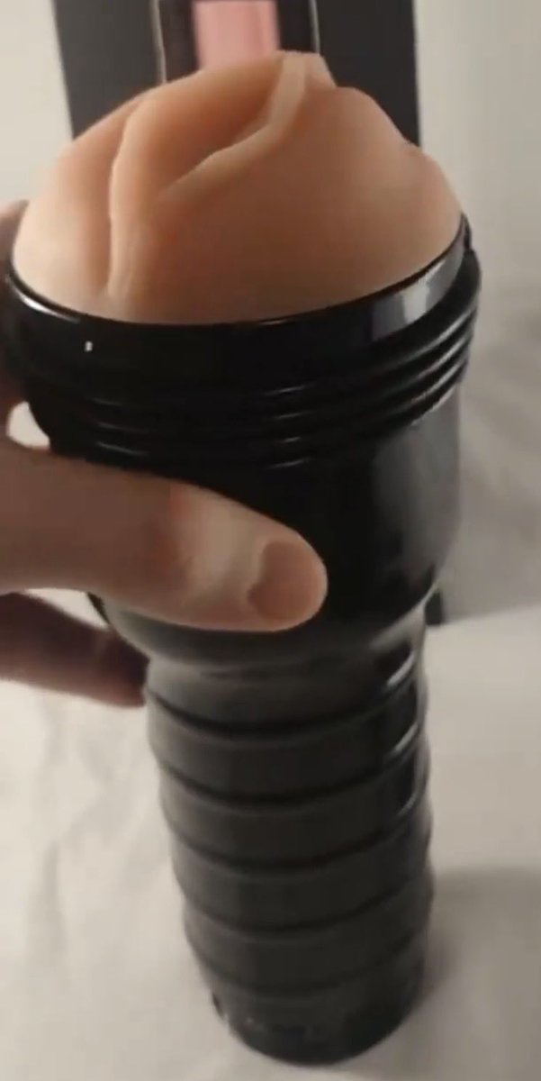 grimfuture_'s tweet photo. @USCPSC Went out and grabbed one at the thrift store but can’t figure out where the batteries go. I think it takes 4 D cells? https://t.co/fiGL5fZbtW
