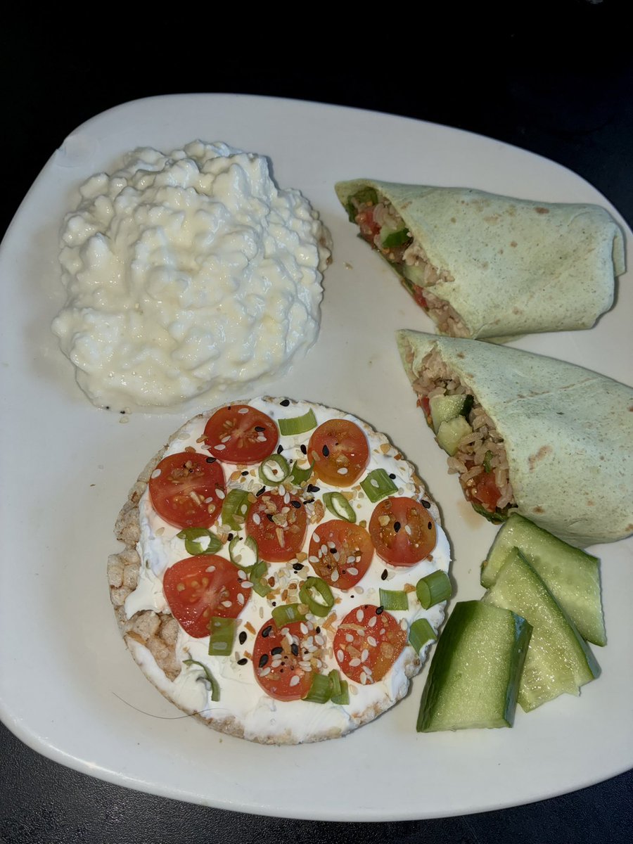 ednosbnunny's tweet photo. 9/25 dinner 484cal ໒꒰ྀི๑• ༝ •๑꒱ྀི১
(ignore da cat hair on my rice cake..)

looks big asf i knoww but my lunch was light! so 647cal for the day <3 https://t.co/wV7yQfgHaZ