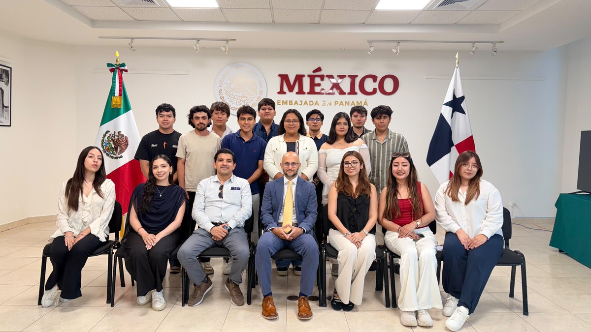 EmbaMexPan's tweet photo. La Embajada de México en Panamá recibió con gusto a un grupo de estudiantes de la Universidad Anáhuac (Campus Oaxaca, Xalapa y Córdoba) 🇲🇽@AnahuacOaxaca @AnahuacXalapa @AnahuacCordoba 

Durante la visita se les impartió una charla sobre la relación bilateral entre México y Panamá 🇵🇦, así como sobre las principales funciones y actividades que lleva a cabo esta representación diplomática.

Nos complace fomentar estos espacios de diálogo, aprendizaje e intercambio con las nuevas generaciones.