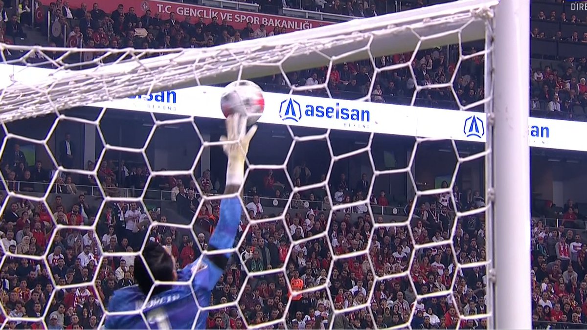 RMCsport's tweet photo. La réaction de Zizou sur l'enroulée d'Olise et la parade exceptionnelle de Cakir ! 
https://t.co/okrIIiBCmL https://t.co/I8HxkJunSY