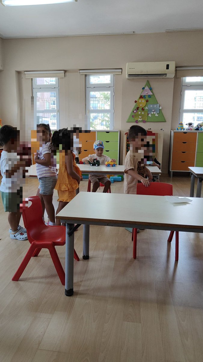 Gkc1521's tweet photo. Okula başlamış sanki bir başkasının çocuğu gibi gelen fotoğrafla yetinmissindir.3 yıl tam 3 yıl..bir de en acısı ne biliyor musunuz gittiğiniz için asla telefonda size ses vermemiş görüşmek istememistir.Bir annenin vicdanına ne kadar ağır bir yük !!!
#AilemiVerYusufTekin https://t.co/UhtvVbH1Lv