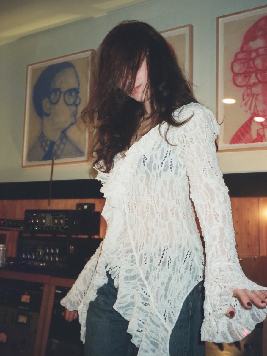 jniessie's tweet photo. CLAIRO https://t.co/gnCE7u311k