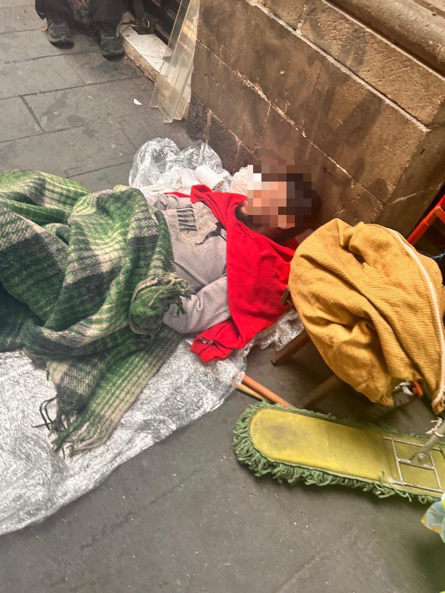 AlexCha38322347's tweet photo. @AlcCuauhtemocMx @AlessandraRdlv Nos pueden apoyar con los indigentes en pleno centro Histórico? Calle de Tacuba # 73 , ojalá se puedan dar una vuelta para que vean cuantos indigentes hay en n el 1er cuadro. Gracias! https://t.co/qc9fD0P2HD