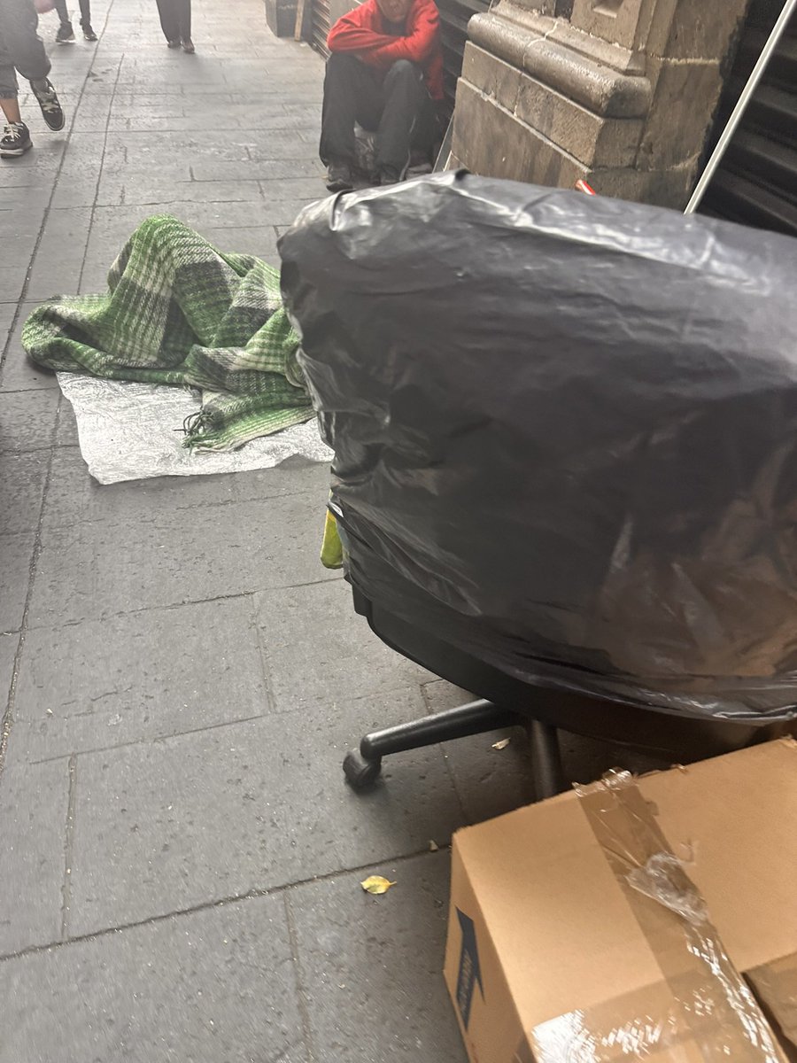 AlexCha38322347's tweet photo. @AlcCuauhtemocMx @AlessandraRdlv Nos pueden apoyar con los indigentes en pleno centro Histórico? Calle de Tacuba # 73 , ojalá se puedan dar una vuelta para que vean cuantos indigentes hay en n el 1er cuadro. Gracias! https://t.co/qc9fD0P2HD