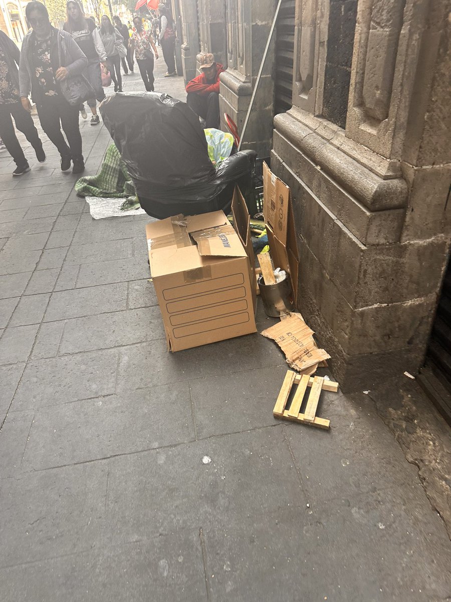 AlexCha38322347's tweet photo. @AlcCuauhtemocMx @AlessandraRdlv Nos pueden apoyar con los indigentes en pleno centro Histórico? Calle de Tacuba # 73 , ojalá se puedan dar una vuelta para que vean cuantos indigentes hay en n el 1er cuadro. Gracias! https://t.co/qc9fD0P2HD