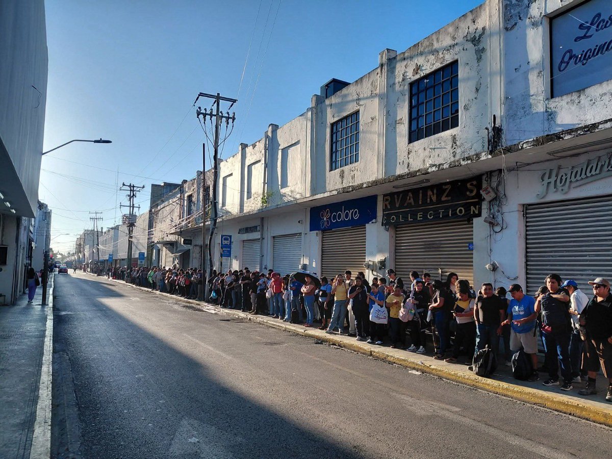 AdrianaDavilaF's tweet photo. Así se ve la crisis de transporte en Yucatán, ahora gobernado por @huachodiazmena.

Una postal que nos recuerda los peores escenarios de Cuba o Venezuela. Así es como siguen destruyendo todos los servicios públicos.

📷: @kisinventura https://t.co/L65CyWpODA