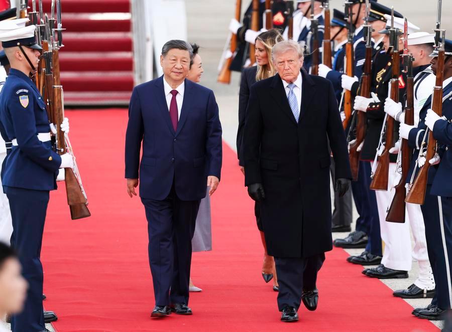 XHNews's tweet photo. Trump's special arrangements for Xi's U.S. visit
U.S. President Donald Trump has made many special arrangements for Chinese President Xi Jinping's visit, which underscores the significance of the visit and the exceptional welcome extended to the Chinese leader. The following are some of the arrangements:
-- Xi and his wife Peng Liyuan were warmly greeted by Trump and his wife, Melania Trump, at the airport in a rare planeside welcome.
-- A 21-gun salute was fired to welcome Xi upon his arrival, which was among the highest military honors and rarely rendered at an airport.
-- Two military flyovers, one at the airport and the other at the welcome ceremony held at the White House, were conducted in honor of Xi's visit.
-- Peng visited the National Museum of Asian Art accompanied by Melania Trump.
-- Xi and Peng attended a state dinner hosted by Trump and his wife at the White House, with heads from major U.S. tech companies and business leaders in attendance.
-- Xi and Peng had a tea chat with Trump and his wife at the White House.
-- Xi and Peng visited the U.S. National Archives, accompanied by Trump and his wife, before they wrapped up the state visit.