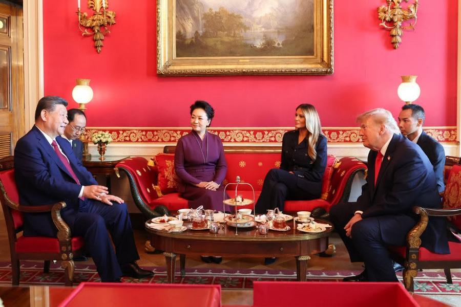 XHNews's tweet photo. Trump's special arrangements for Xi's U.S. visit
U.S. President Donald Trump has made many special arrangements for Chinese President Xi Jinping's visit, which underscores the significance of the visit and the exceptional welcome extended to the Chinese leader. The following are some of the arrangements:
-- Xi and his wife Peng Liyuan were warmly greeted by Trump and his wife, Melania Trump, at the airport in a rare planeside welcome.
-- A 21-gun salute was fired to welcome Xi upon his arrival, which was among the highest military honors and rarely rendered at an airport.
-- Two military flyovers, one at the airport and the other at the welcome ceremony held at the White House, were conducted in honor of Xi's visit.
-- Peng visited the National Museum of Asian Art accompanied by Melania Trump.
-- Xi and Peng attended a state dinner hosted by Trump and his wife at the White House, with heads from major U.S. tech companies and business leaders in attendance.
-- Xi and Peng had a tea chat with Trump and his wife at the White House.
-- Xi and Peng visited the U.S. National Archives, accompanied by Trump and his wife, before they wrapped up the state visit.