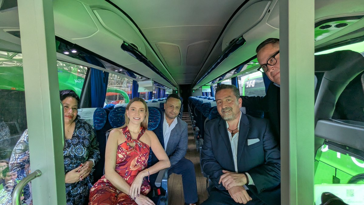 larevista_unica's tweet photo. #Entérate 🚌 || Con una inversión de 57 millones de pesos para adquirir 22 unidades nuevas, la empresa Autotur de Mobility ADO, refuerza sus rutas en la entidad y a nivel nacional, dentro de una nueva etapa de renovación de 16 bases operativas en el país. 

Con más que un cambio visual, las unidades ahora de color verde, para ser mejor identificados en carretera, estas unidades cuentan con asientos acolchonados reclinables, puertos de carga, seguro de viajero, algunas dos sanitarios y GPS.

Ofrecen además la contratación digital de servicios, para realizarla de manera más fácil y rápida, en un momento en que más del 90% de los viajes en el país se hacen en carretera con viajes de más de 15 horas.

@carlalopezmalo @TuristicoGobPue @tuADO @LuzRosilloM

#fotogalería #galeríaúnica #fotoperiodista #Puebla #autobuses #renovación

#fotos: Miguel Ángel Huerta @Titomino 📸