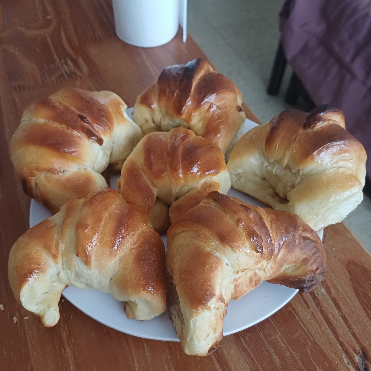 riveryunfernet's tweet photo. Anoche fui a la casa de mi mejor amigo para segundearlo porque está estudiando para la facu y casi a las 5am su novia me preguntó que quería desayunar hoy, le dije medialunas y se puso a AMASARLAS. Hoy nos levantamos y desayuné las mejores medialunas caseras que probé en MI VIDA https://t.co/1V06SfeV76