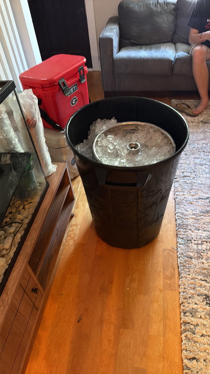 ID0ntDoCoke's tweet photo. Believe it or not you can put a keg in the living room before the faggots down in Norman come to town https://t.co/v8q5sGlXC7