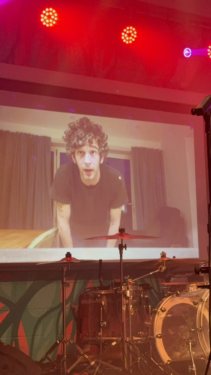 1989healy's tweet photo. GUYS IM CRYING https://t.co/n7RaA3Kv7F