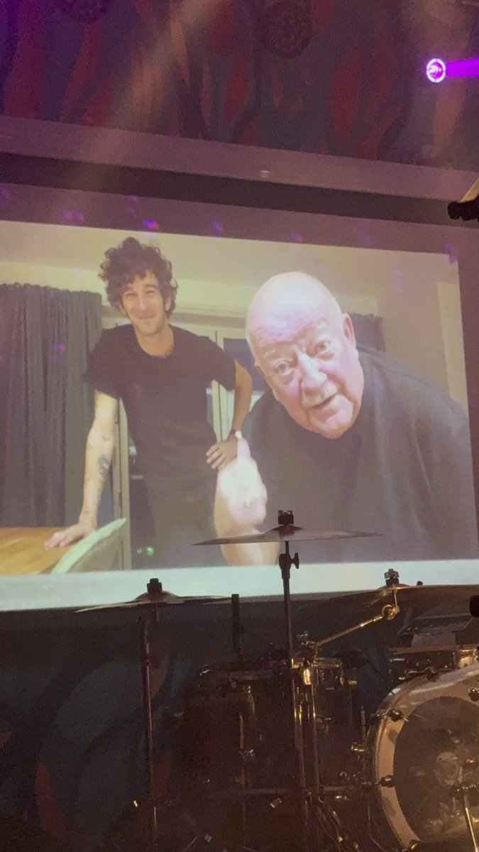 1989healy's tweet photo. GUYS IM CRYING https://t.co/n7RaA3Kv7F