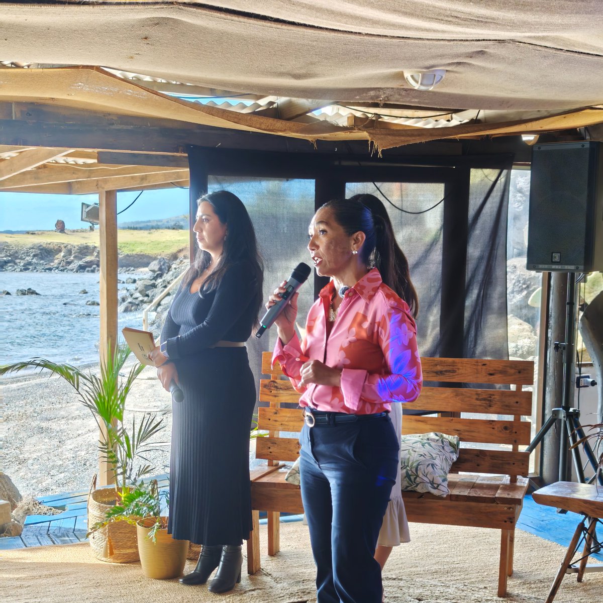 Sernatur's tweet photo. 🗿La agenda del 1er día incluyó reuniones protocolares con la alcaldesa de Rapa Nui y el delegado presidencial provincial, la inauguración de un punto de información turística en el aeropuerto y la participación en el conversatorio “Agenda digital e IA para rediseñar el turismo” https://t.co/atf1efGuSP