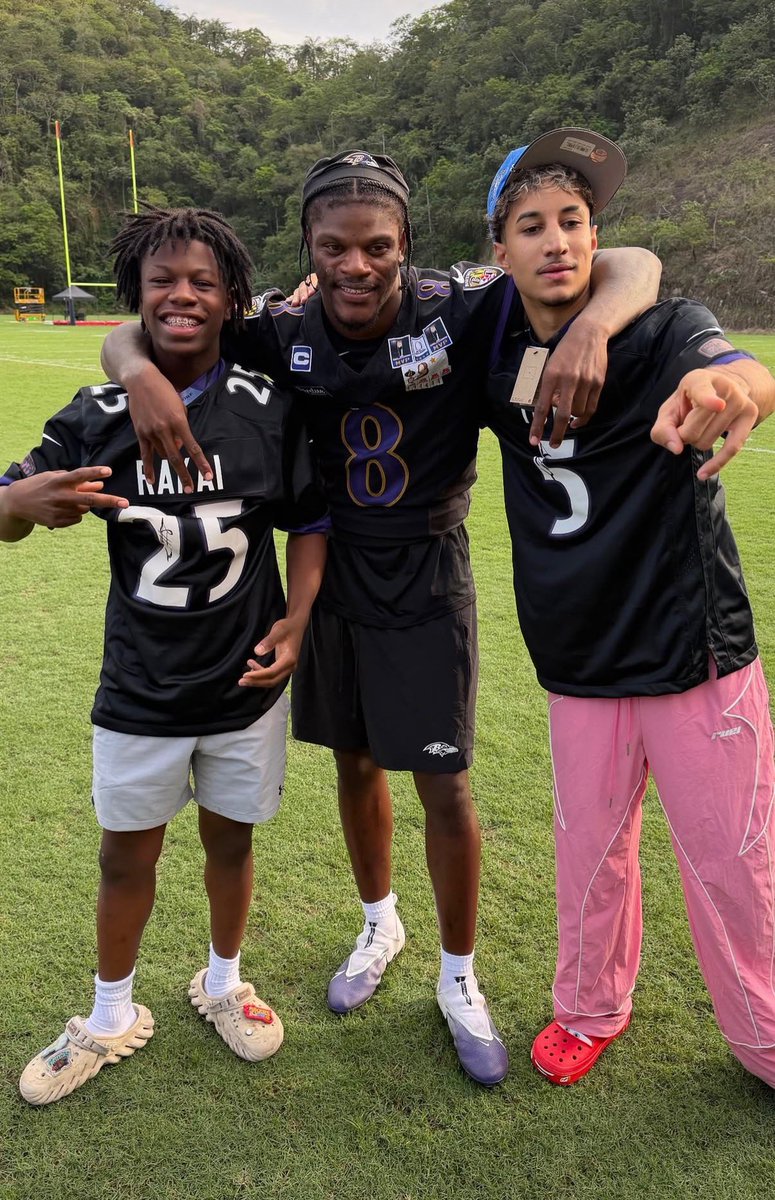 CloverboysLIVE's tweet photo. RAKAI AND TOTA LINKED UP WITH LAMAR JACKSON AT THE RAVENS PRACTICE IN BRAZIL 🇧🇷❤️ https://t.co/HdhdL1ahaJ