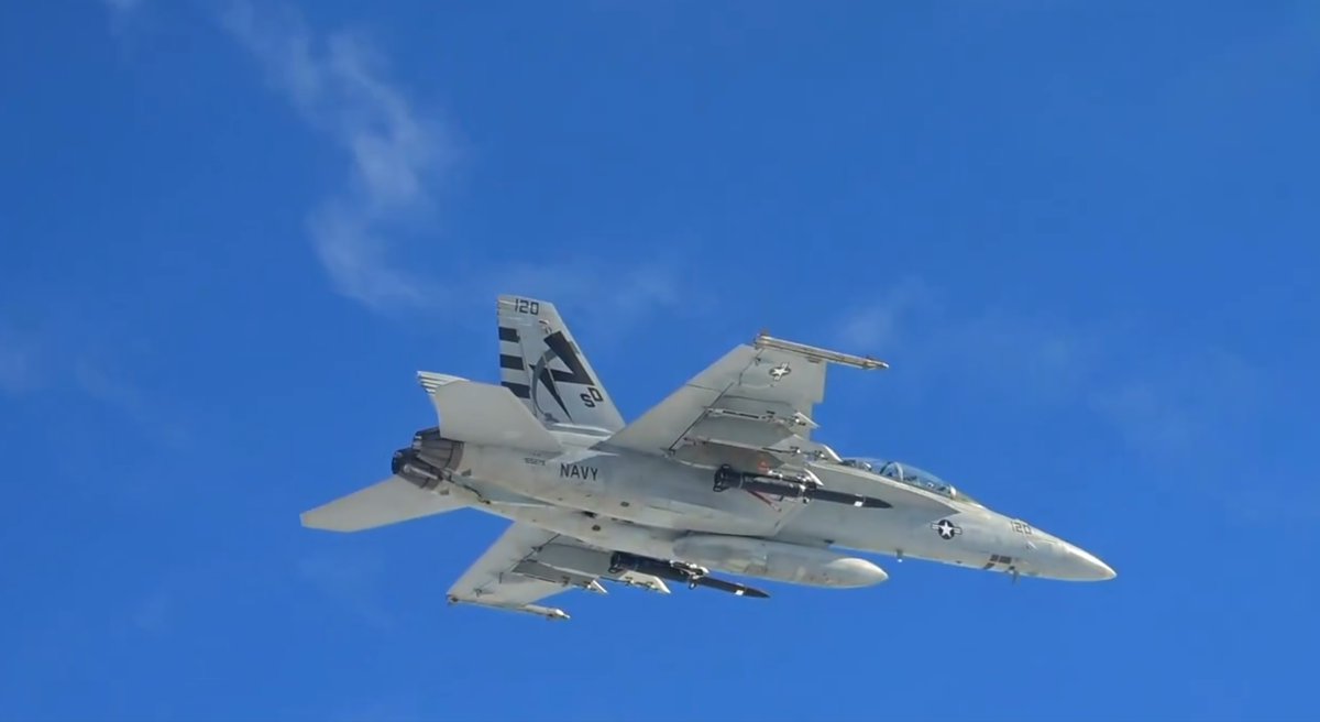 VirtualBayonet's tweet photo. Castelion Blackbeard hypersonic weapons mounted on an F/A-18F Super Hornet

📸PAE Aviation https://t.co/zMsN3riwLG