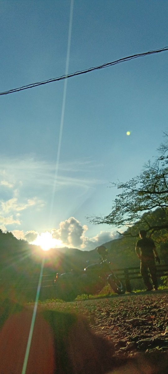 raguel69_fallen's tweet photo. 🏍️ なんでいつもこうなるんだよ！
昨日まで雨だったのに、洗車して慣らしに来ただけの日が一番天気がいい🤣
 
鎌北湖の夕暮れが最高すぎた☀️
光が湖面とショットガン650を照らしてくれる
何でもない日が、一番いい日になる🏍️💨
また必ず来る！
 
#鎌北湖 #ショットガン650 #バイクツーリング https://t.co/GkshbpYQEP