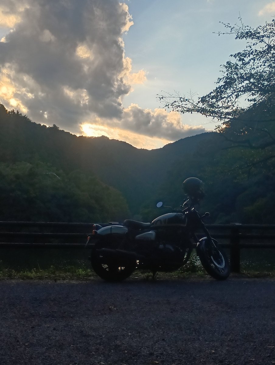 raguel69_fallen's tweet photo. 🏍️ なんでいつもこうなるんだよ！
昨日まで雨だったのに、洗車して慣らしに来ただけの日が一番天気がいい🤣
 
鎌北湖の夕暮れが最高すぎた☀️
光が湖面とショットガン650を照らしてくれる
何でもない日が、一番いい日になる🏍️💨
また必ず来る！
 
#鎌北湖 #ショットガン650 #バイクツーリング https://t.co/GkshbpYQEP