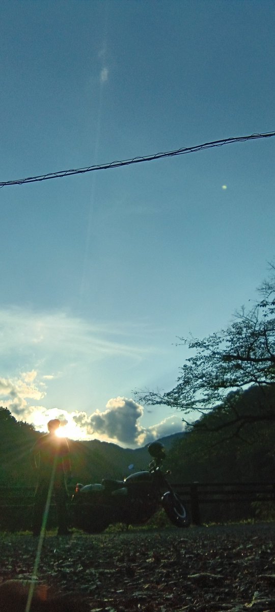 raguel69_fallen's tweet photo. 🏍️ なんでいつもこうなるんだよ！
昨日まで雨だったのに、洗車して慣らしに来ただけの日が一番天気がいい🤣
 
鎌北湖の夕暮れが最高すぎた☀️
光が湖面とショットガン650を照らしてくれる
何でもない日が、一番いい日になる🏍️💨
また必ず来る！
 
#鎌北湖 #ショットガン650 #バイクツーリング https://t.co/GkshbpYQEP
