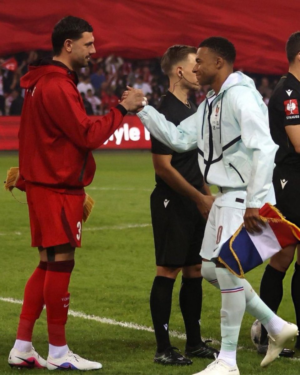 RSLzone's tweet photo. 🚨📸 | ديميرال يصافح امبابي 🤝💚!! https://t.co/K8QvFm0OwO