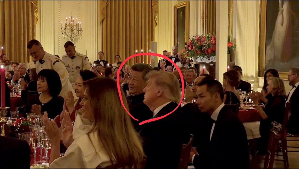 keiai154614's tweet photo. 習近平さんの国賓晩餐会で、
中国が禁止にした『レ・ミゼラブル』の「民衆の歌」を演奏‼️

香港デモでバンバン歌われて、
中国本土では禁止になった曲😰

民衆が権力に立ち向かう歌を、
習近平さんの目の前で軍楽隊が堂々と演奏♬

さすがトランプ大統領👍
苦笑いしかできない習近平が面白い🤣 https://t.co/r4iRBDIpGQ