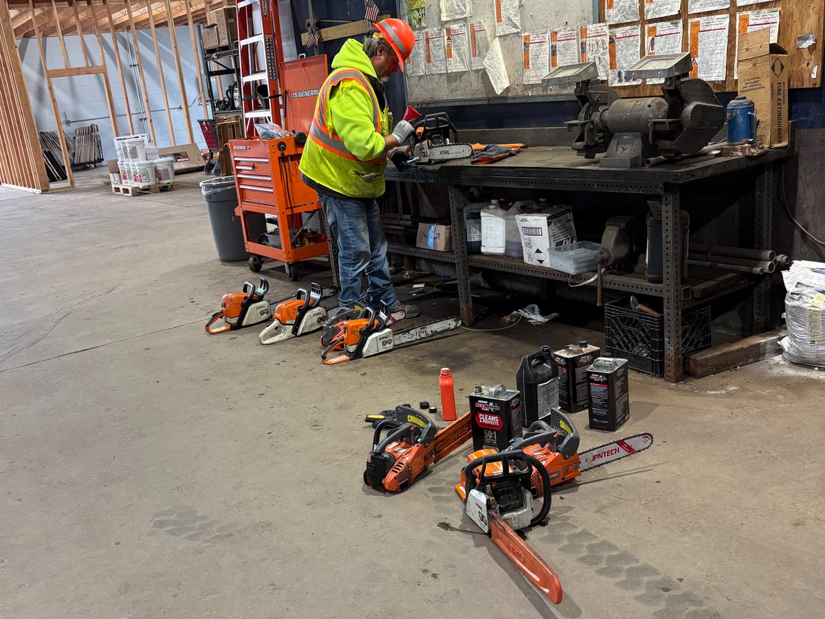 nysdotli's tweet photo. We are ready!
✅Chain saws to cut branches
✅Plows &amp; sweepers to clear the sand
✅Grapples to removed downed trees
Stay safe this weekend! https://t.co/HFW2NBe7BQ