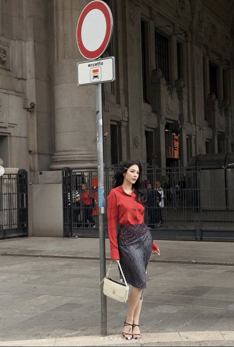 FayePerayaGER's tweet photo. 🌻Faye IG 🌻

I'm not sure the streets of Milan were ready for Faye Peraya in this sexy Ferragamo look😳

Like • Comment • Repost • Share • Save.  
🔗https://t.co/pprJLVLuzq

@malisorn00 
@Ferragamo 

#FerragamoXFaye #Ferragamo #FerragamoSS27 #MilanFashionWeek #FayePeraya #FerragamoCaraBag