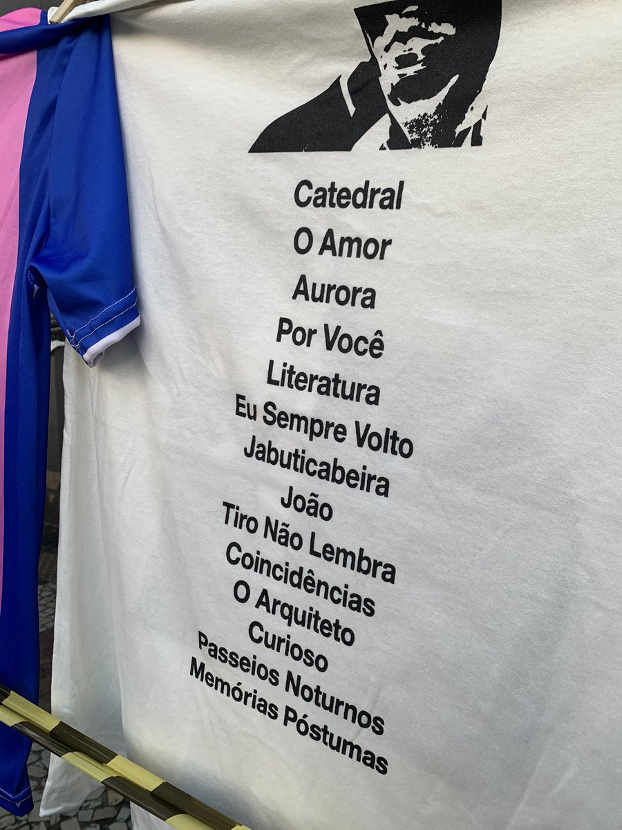 agatharomania's tweet photo. Alguém conhece essa faixa abaixo de joão que estava na blusa do camelô aqui? https://t.co/JOVsmF5wRP