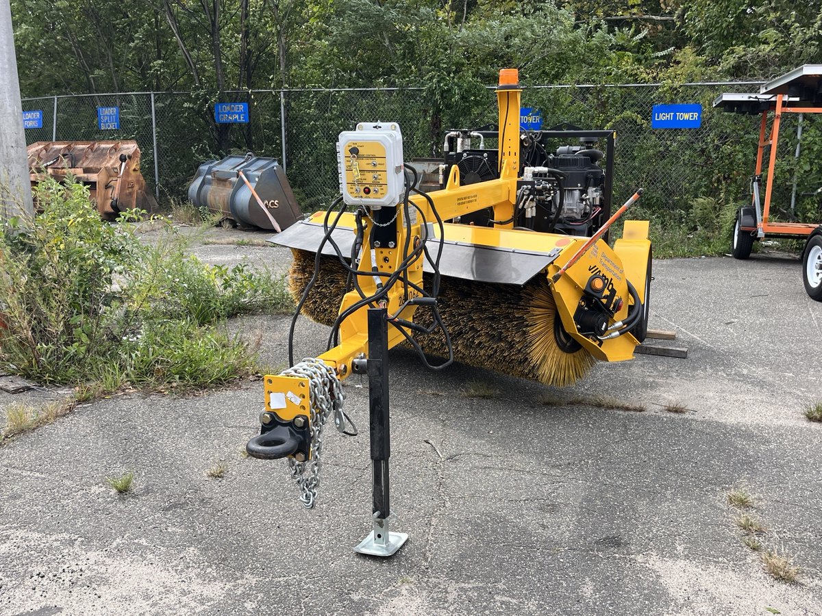 nysdotli's tweet photo. We are ready!
✅Chain saws to cut branches
✅Plows &amp; sweepers to clear the sand
✅Grapples to removed downed trees
Stay safe this weekend! https://t.co/HFW2NBe7BQ